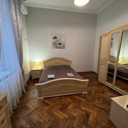 3 Rooms Apartments In The City Centr Львов Экстерьер фото