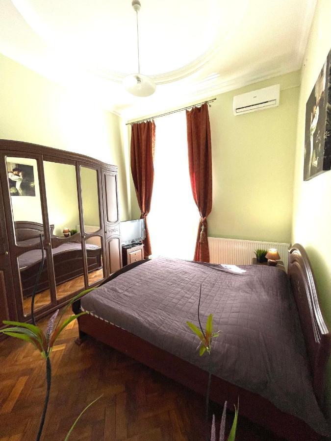 3 Rooms Apartments In The City Centr Львов Экстерьер фото
