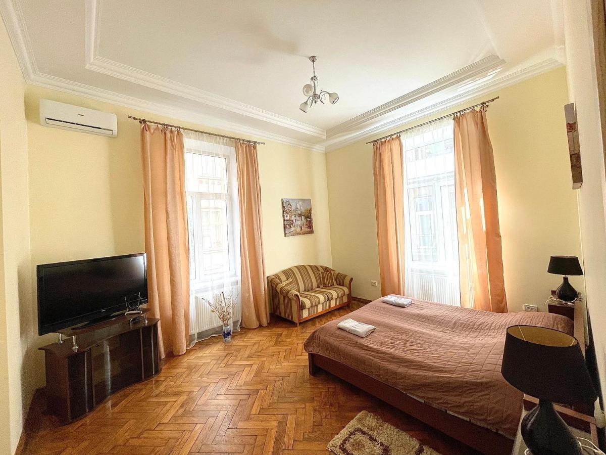 3 Rooms Apartments In The City Centr Львов Экстерьер фото
