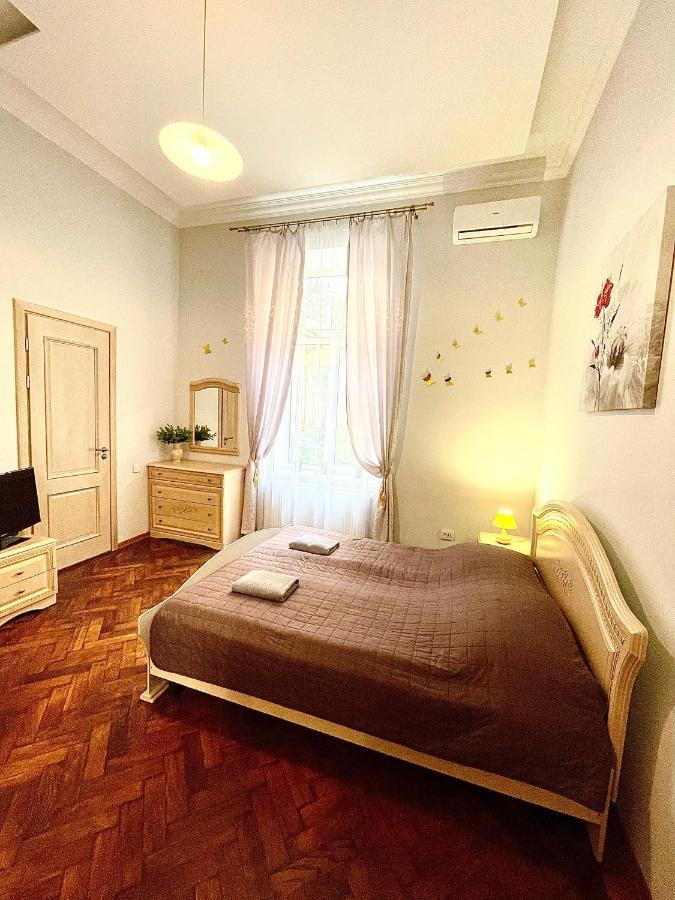 3 Rooms Apartments In The City Centr Львов Экстерьер фото