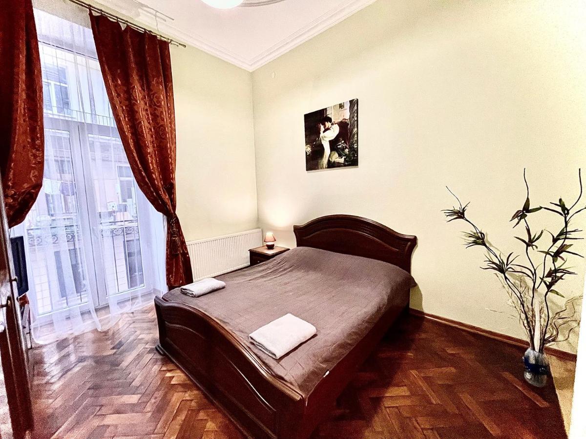 3 Rooms Apartments In The City Centr Львов Экстерьер фото