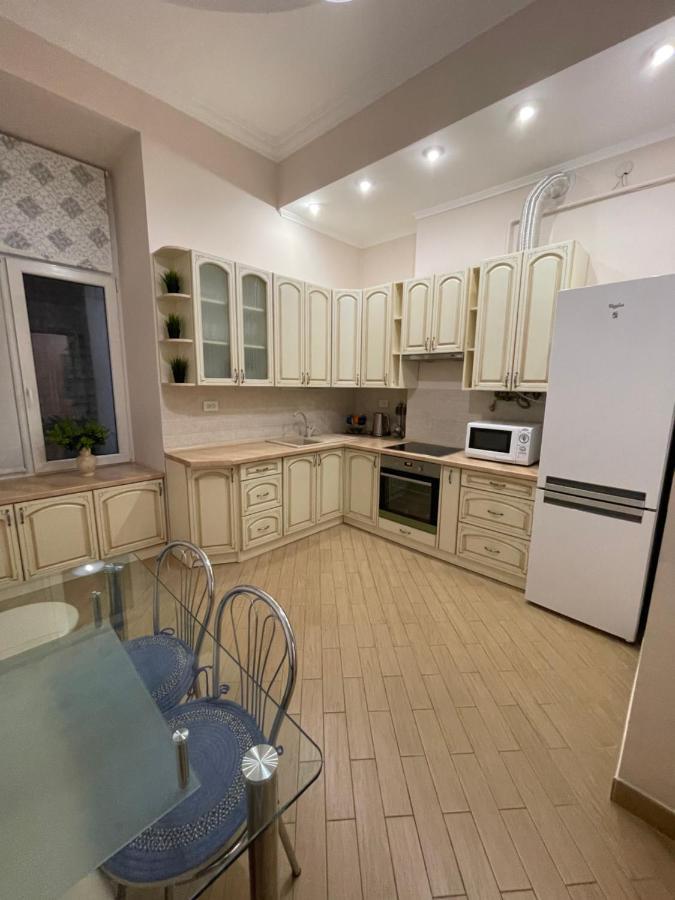 3 Rooms Apartments In The City Centr Львов Экстерьер фото