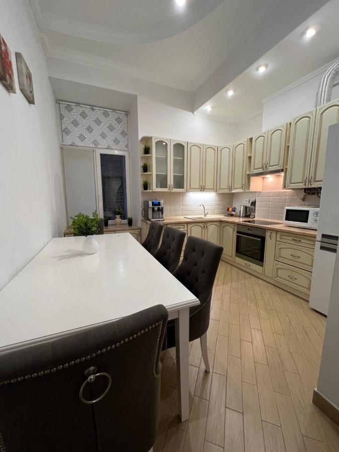 3 Rooms Apartments In The City Centr Львов Экстерьер фото