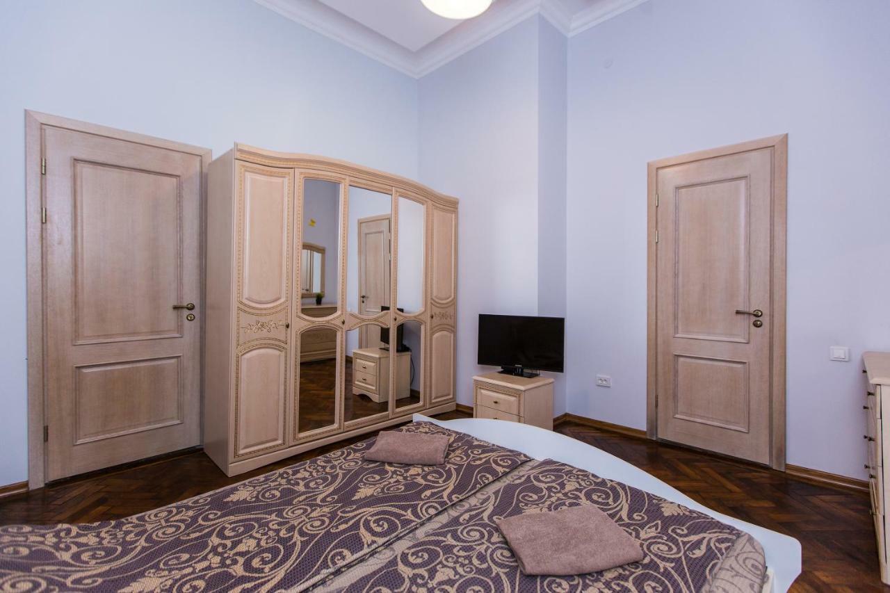 3 Rooms Apartments In The City Centr Львов Экстерьер фото