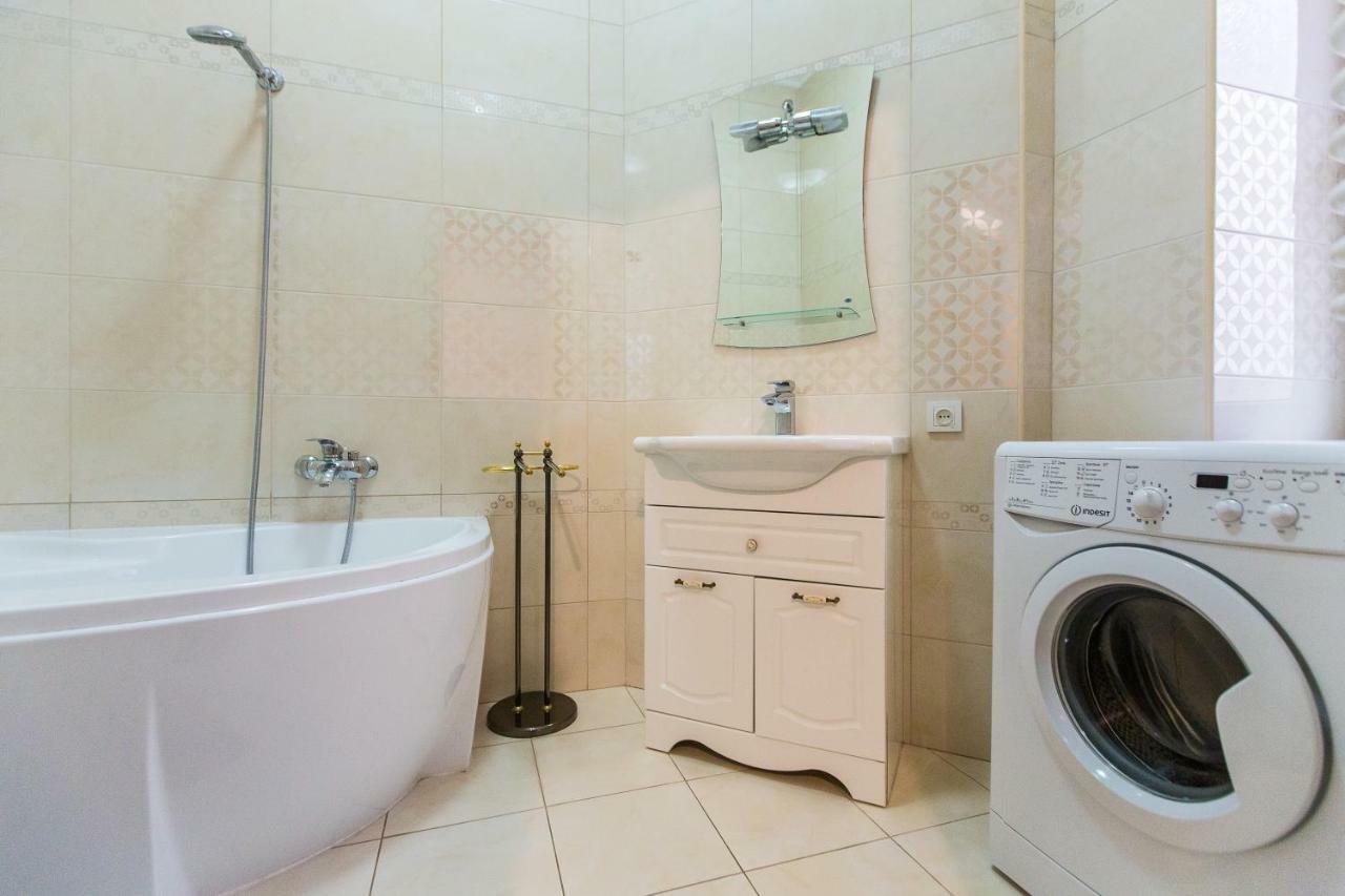3 Rooms Apartments In The City Centr Львов Экстерьер фото