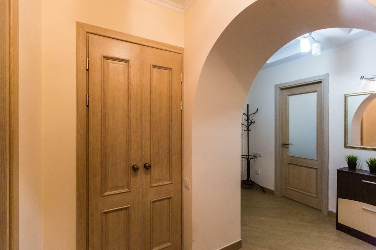 3 Rooms Apartments In The City Centr Львов Экстерьер фото