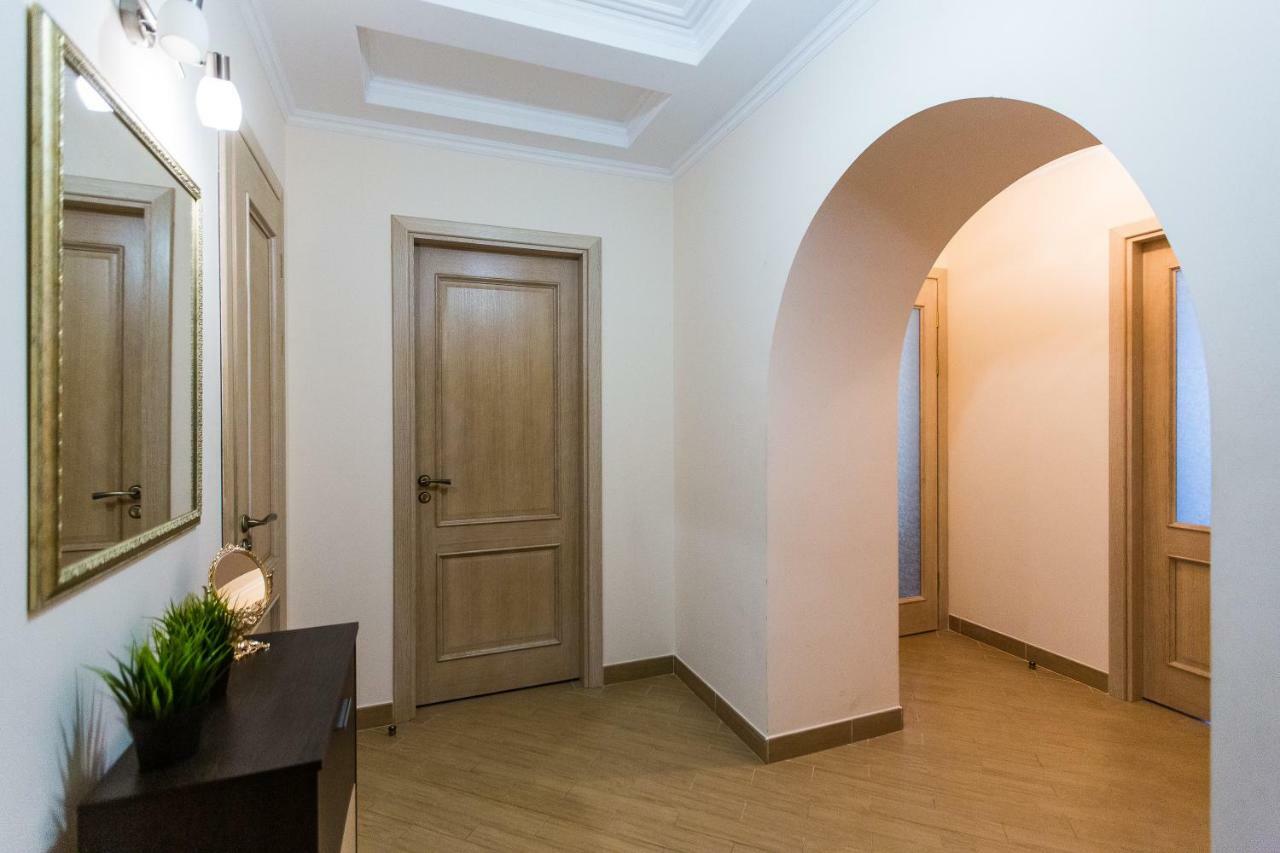 3 Rooms Apartments In The City Centr Львов Экстерьер фото
